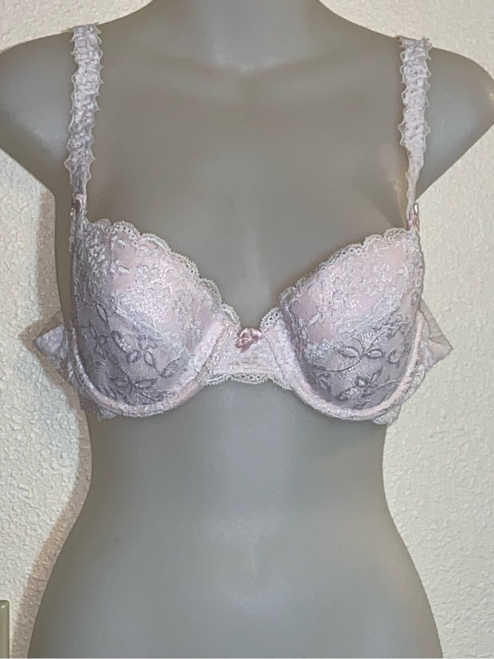 Playtex Elegant Lace Underwire Bra in Soft Pink And White Size 38 NEARLY B